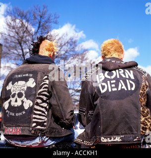 Punk-Männer tragen personalisierte schwarze Lederjacken im Camden Lock London England UK Spring 2006 KATHY DEWITT Stockfoto