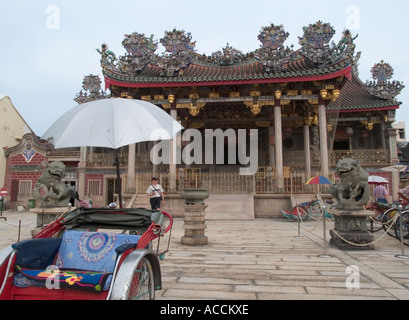Trishaw vor Temple Khoo Kongsi, Georgetown Penang Malaysia Stockfoto