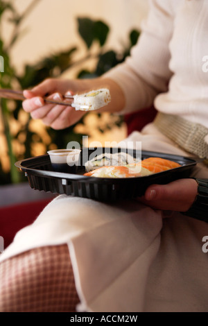 Frau Sushi-Essen. Stockfoto