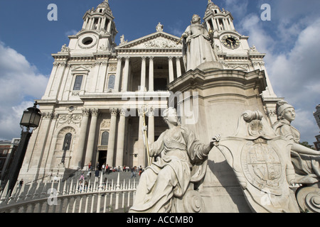 Eine andere Ansicht der St Pauls Cathedral in London England Stockfoto