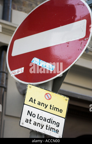 London kein Eintrag Zeichen und Straßenverkehr und Parkplätze Einschränkungen Stockfoto