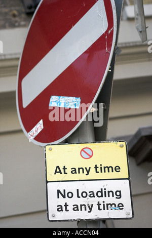 London kein Eintrag Zeichen und Straßenverkehr und Parkplätze Einschränkungen Stockfoto