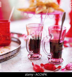 Zwei Gläser Glühwein. Stockfoto