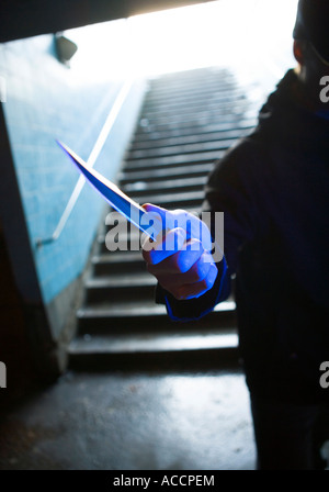 Ein Mann mit einem Messer in der Hand. Stockfoto
