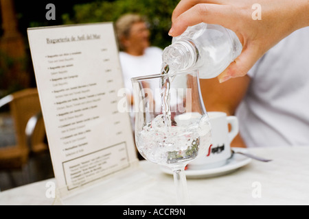 Wasser in ein Glas gegossen wird. Stockfoto