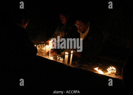 Anbeter, die Kerzen in der Kirche in Bolivien Stockfoto