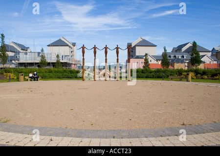 Skulptur von fünf weiblichen Figuren, die Hand in Hand des Künstlers Rick Kirby in Port Marine Central Park portishead Stockfoto