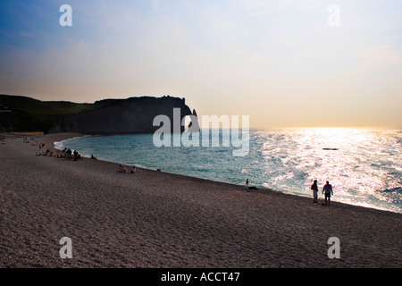 Silhouette der Nadel loch Cliff und die Leute am Strand in Etretat Frankreich bei Sonnenuntergang Stockfoto