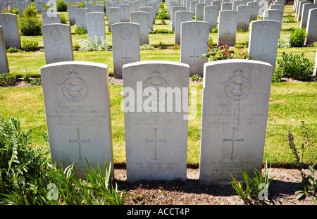 Kriegsgräber einer einzigen RAF Flight Crew zusammen begraben im Commonwealth Soldatenfriedhof, Uden, Niederlande, Europa Stockfoto