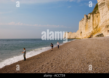 Fischer in Etretat Frankreich Angeln am Strand Stockfoto