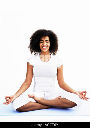 Frau Yoga zu praktizieren. Stockfoto