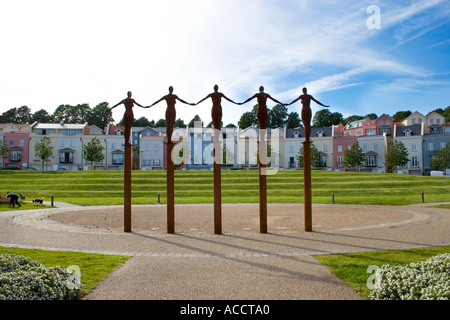 Skulptur von fünf weiblichen Figuren, die Hand in Hand des Künstlers Rick Kirby in Port Marine Central Park portishead Stockfoto