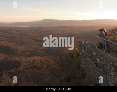 Paar Betrachten Sonnenuntergang vom Balkon aus, Halls Gap, die Grampians National Park, Victoria, Australien. Stockfoto