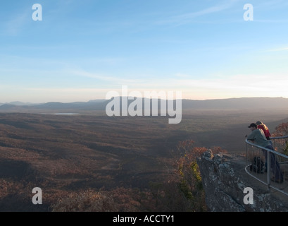 Paar Betrachten Sonnenuntergang vom Balkon aus, Halls Gap, die Grampians National Park, Victoria, Australien. Stockfoto