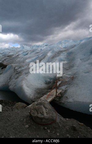 Perito Moreno-Gletscher in Patagonien, Argentinien, Südamerika. Brücke der stream Stockfoto