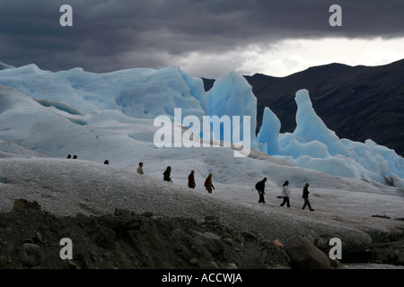 Blick auf den Perito-Moreno-Gletscher in Patagonien, Argentinien, Südamerika. Linie von Touristen trekking auf Eisfeld Stockfoto