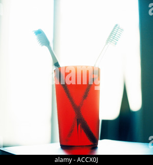 Zwei Zahnbürsten im Glas. Stockfoto