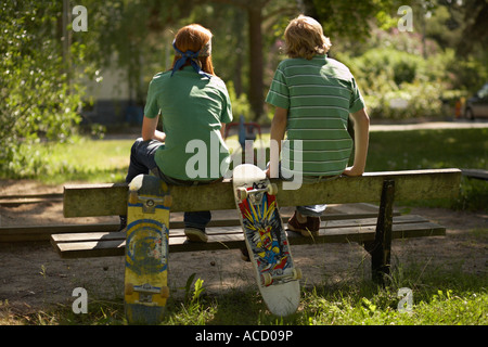 Zwei Teenager-jungen mit Skateboards. Stockfoto