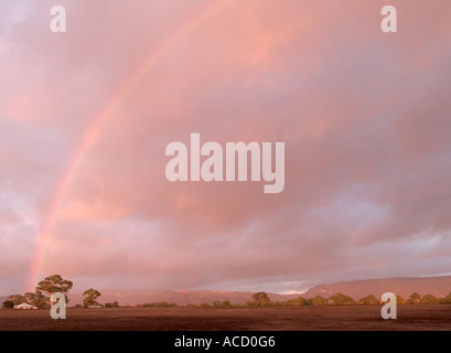 Dawn Regenbogen über Farm, kleine Holding mit William im Abstand montieren, Halls Gap, den Grampians, Victoria, Australien, Stockfoto