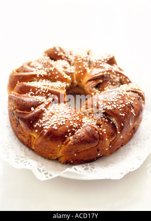Ein Brötchen auf einem weißen Hintergrund. Stockfoto