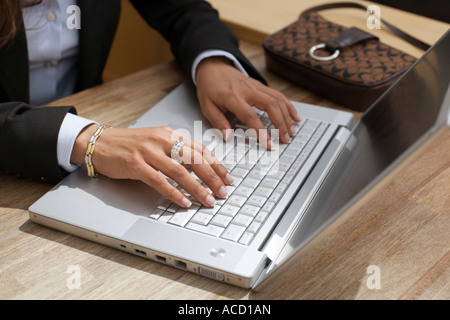 Hände auf einem Laptop tippen. Stockfoto