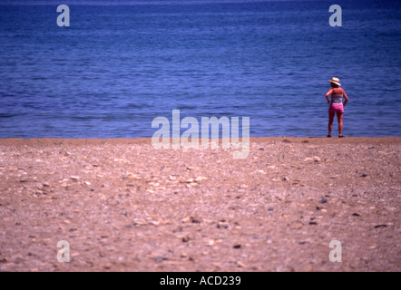 Frau am Strand von Karakoumi Kyrenia Nordzypern Stockfoto