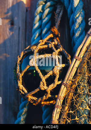 Seil und einem Schwimmer hergestellt aus Glas an der Wand hängen. Stockfoto