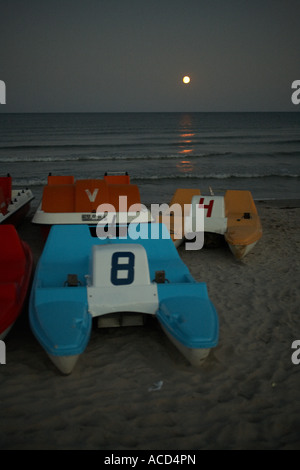 Tretboote am Strand. Stockfoto