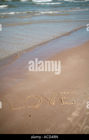 Das Wort Liebe geschrieben am Strand. Stockfoto