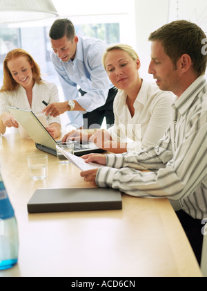 Zwei Frauen und zwei Männer in einem Büro. Stockfoto