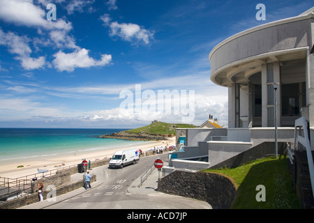 Tate Gallery mit Blick auf Porthmeor Beach an einem sonnigen Sommertag St Ives South West Cornwall England UK United Kingdom GB Stockfoto
