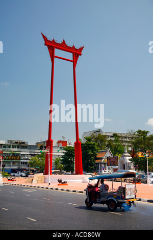 Wat Suthat (Giant Swing) im Hintergrund, Bangkok, Thailand Stockfoto