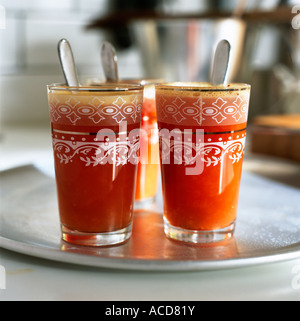 Drei Gläser mit Orangensaft. Stockfoto