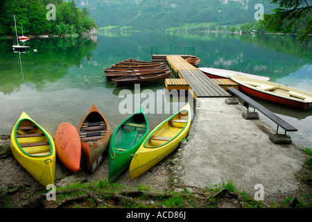 Kanus und Boote auf See von Bohinj-Slowenien Stockfoto