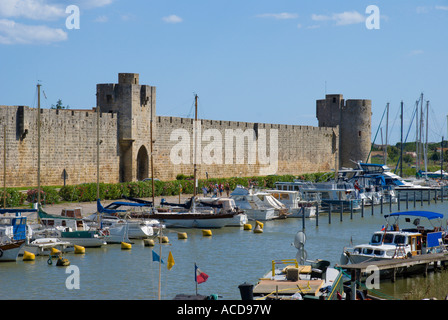 Frankreich Aigues Mortes Camargue Provence Bouches du Rhone Schlossmauern und Befestigungsanlagen mit Kanal und marina Stockfoto