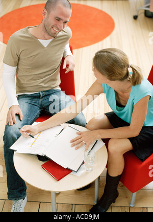 Zwei Kollegen arbeiten. Stockfoto