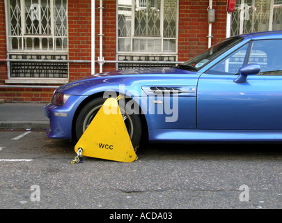 Rad-Klemme auf einen Mietwagen in London England Stockfoto