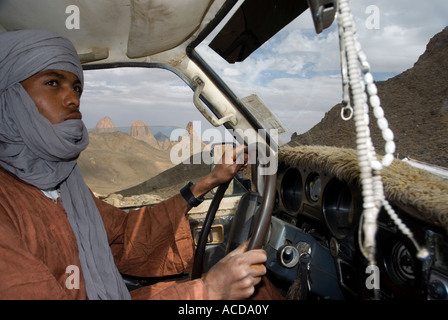 Ein Tuareg Fahrer packt ein Highland Dirttrack im Ahaggar-Hoggar Stockfoto