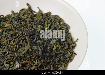 Grüne Teeblätter auf weißen Teller, Chun mir Tee, close-up, Ernte Stockfoto