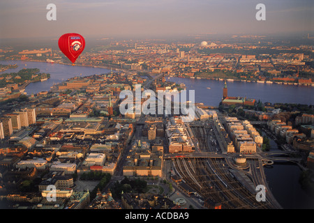 Roten Heißluft-Ballon schwebt über Stockholm bei Sonnenuntergang Stockfoto