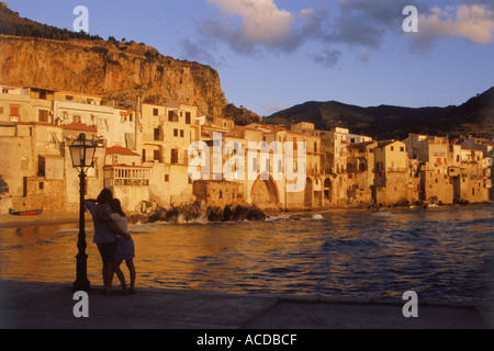 Paar bei Sonnenuntergang im Dorf von Cefalu in Sizilien Stockfoto
