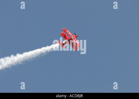 Oracle Challenger Doppeldecker führt Kunstflug Tricks auf der Luftfahrtmesse 4 Stockfoto