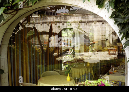 Reflexionen im Fenster "Restaurant" der Flussbrücke und alte Mühlrad in Brantome Perigord Dordogne Frankreich Stockfoto