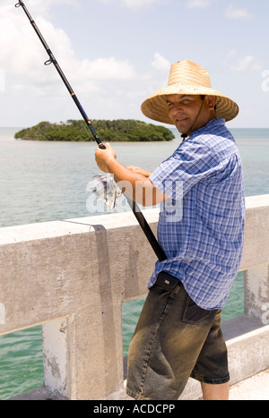 Hispanic Mann (25-30) Fische von Seven Mile Bridge bei kleinen Duck Key in Florida Keys Stockfoto