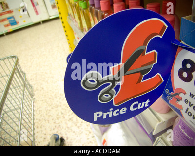 Preis geschnitten Zeichen in einer Super Markt in einen Preiskampf mit den anderen drei großen Stockfoto