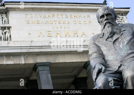 Statue des großen russischen Schriftstellers Fyodor Dostoevsky vor dem Gebäude der Russischen Staatsbibliothek Stockfoto