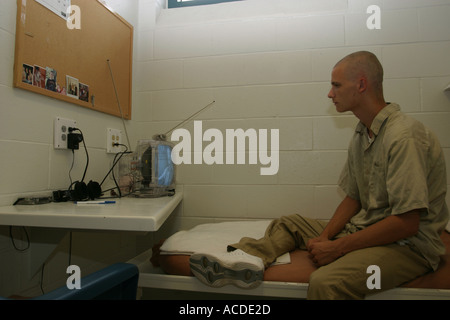 Vor dem Fernseher in der Zelle Nebraska Correctional Jugend Anlage Omaha Nebraska Stockfoto