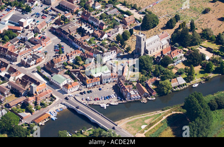 Luftaufnahme. Wareham Stadtkai. Kirche und Friedhof. Straßenführung. Kneipen, Geschäfte, Häuser. Brücke über Fluß Frome. Dorset. VEREINIGTES KÖNIGREICH. Stockfoto