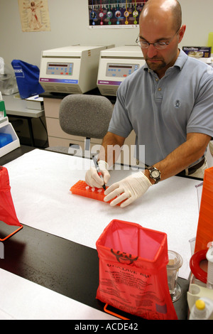 Senior-Labor-Spezialist Vorbereitung DNA-Tests in der Nebraska State Patrol Crime Lab Beweise am Tatort gefunden. Stockfoto