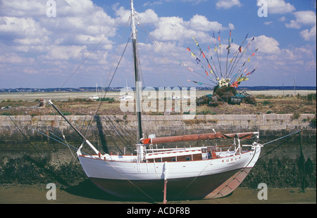 Traditionellen bretonischen Fischerboot gefallen trocken bei Ebbe in den Hafen von Le Croisic Brittany France Stockfoto